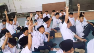 Siswa-siswi Darul Abror IBS berinteraksi di kelas